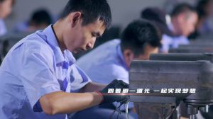 認真上班的同事！